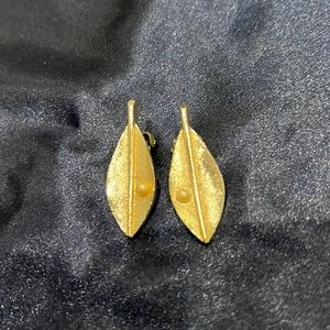 Sarah Coventry silver leaf clip earrings and pin